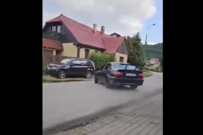 Nieudany drift BMW zakończony wjazdem w dom