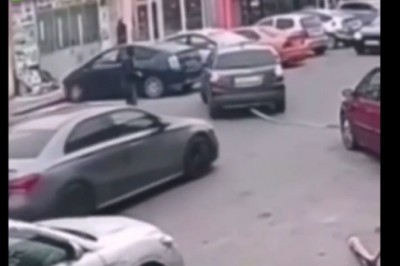 Mistrzowie holowania kontra typ w Mercedesie