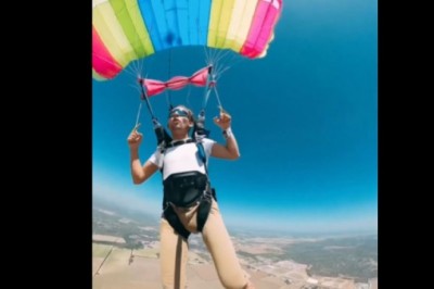 Spadochroniarz kontra czapka. Bardzo nie chciał jej stracić