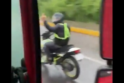 Cwany motocyklista kontra kierowca TIRa. Szybko pożałował