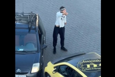 Blokowanie auta na parkingu i mistrzowski wyjazd z niego