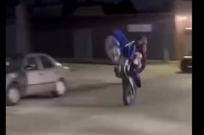 Mistrz jazdy na jednym kole vs policja. Idealnie trafił