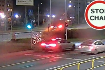 Lot przez płot za pomocą aut w Płocku. Nagranie z monitoringu