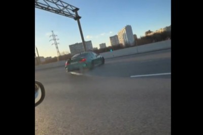 Dachowanie po czołowym zderzeniu z nauką jazdy - nagranie z akcji