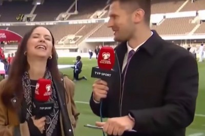 Żenujące zachowanie prezenterów podczas puszczania hymnu Polski [NAGRANIE]