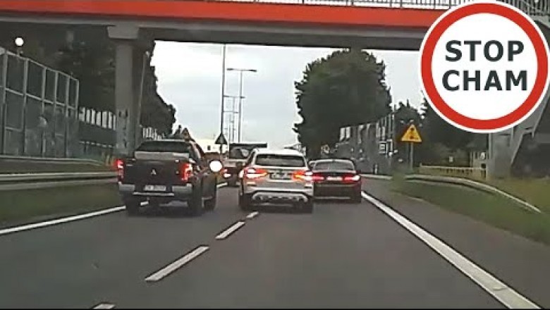 Szaleńcza jazda slalomem kierowcy BMW i uszkodzenia aut na DK81 [NAGRANIE]