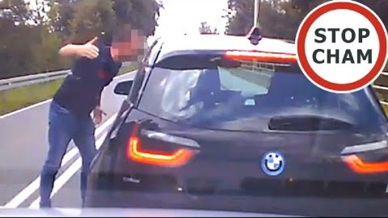 Kierowca BMW wyjeżdża ze stacji i... wymusza pierwszeństwo jak król szosy