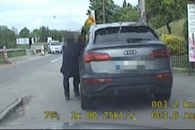 Wyprzedził radiowóz na czerwonym. Potem było gorzej. Nagranie z policyjnej kamery