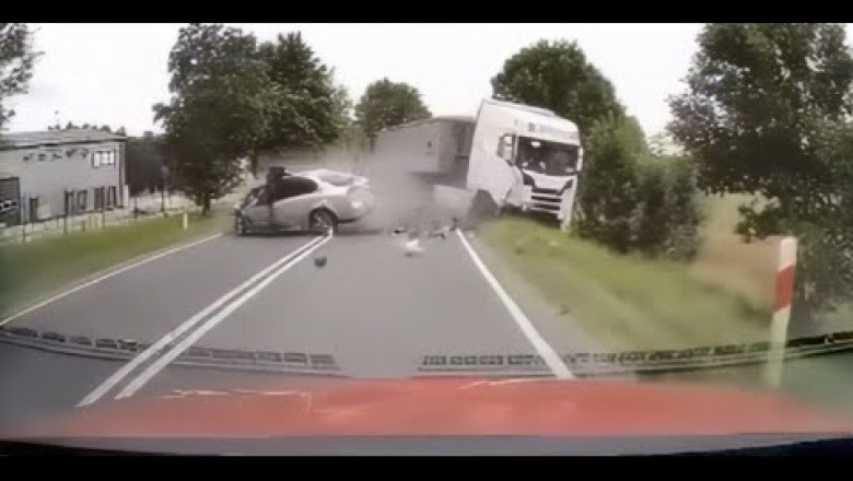 Wjechał osobówką wprost pod TIRa. Nagranie z wypadku w Ługwałdzie