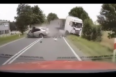 Wjechał osobówką wprost pod TIRa. Nagranie z wypadku w Ługwałdzie