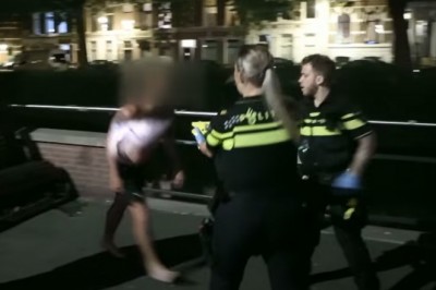 Dwóch Polaków zaatakowało policjantów. Nagranie z awantury w Hadze