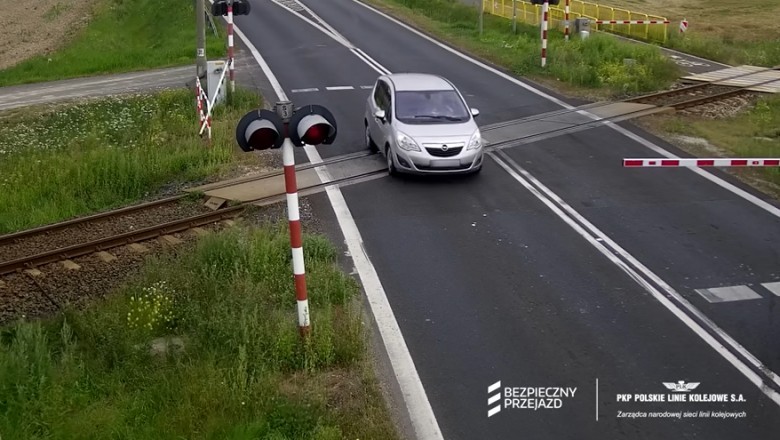 Wyłamał rogatki i wjechał wprost pod pociąg. PKP opublikowało nagranie