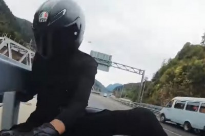 Dziewczyna nagrała swój wypadek przy 222 km/h na motocyklu. Nagranie ku przestrodze