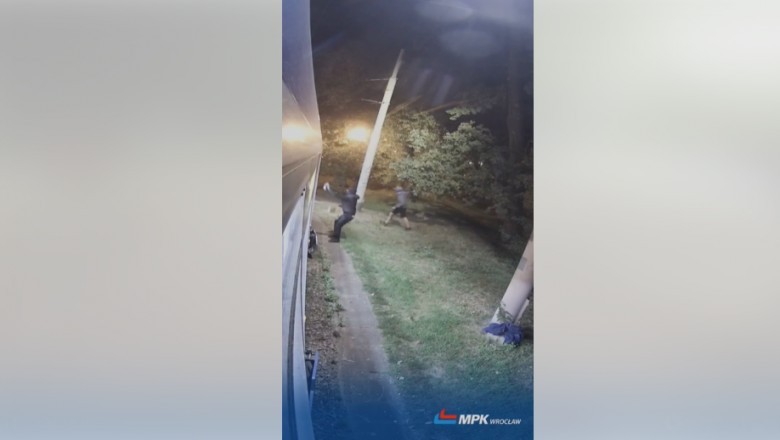 Atak na tramwaj we Wrocławiu – zamaskowani wandale zatrzymali pojazd i zniszczyli go sprayem