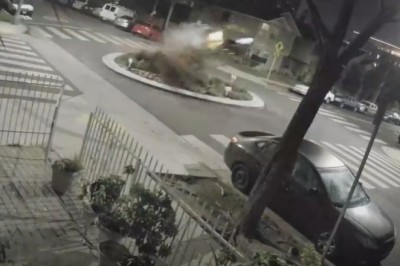 Kobieta w BMW M4 wpada na rondo z prędkością ponad 110km/h. Nagranie z monitoringu