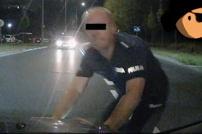 „Policjant” zajeżdża drogę i rzuca się na maskę auta. Nagranie nietypowej sytuacji w Warszawie