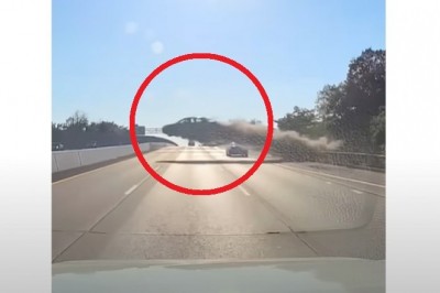 Dziadek w Hondzie przeleciał autem nad autostradą. Nagranie z kamery samochodowej