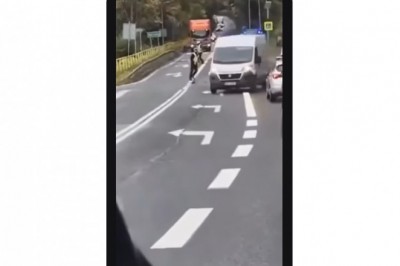 Nagranie z nieudanego zatrzymania busa przez polską policję. Strzały i kolczatka nie pomogły.