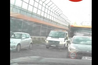 W internecie zawrzało. Laweta używała sygnałów policyjnych jadąc przez korek