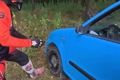 Wjechali motorami na pole, rolnikowi wywrócili auto i uciekli. Nagraniem pochwalili się w internecie