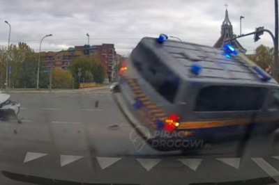 Nagranie z dachowania straży miejskiej. Wjechali na skrzyżowanie na czerwonym świetle