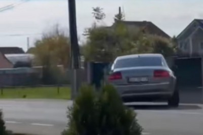 Skasował Audi A8 kilka minut po zakupie samochodu. Nie ogarnął mocy tuż za bramą