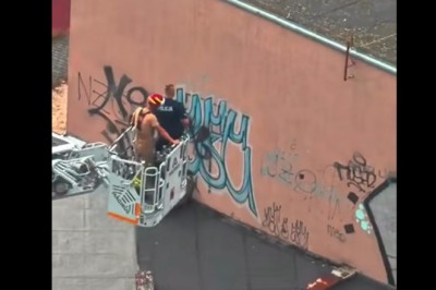 Nastolatek chillował sobie na dachu. Ktoś wezwał do niego straż i policję. Nagranie z Warszawy