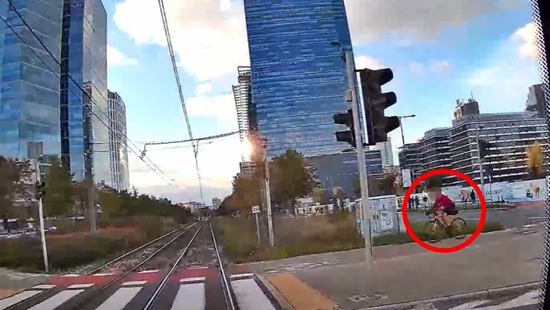 Rowerzysta kontra tramwaj. Wjechał na tory na czerwonym świetle. Nagranie z Warszawy