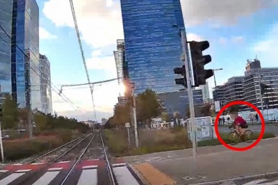 Rowerzysta kontra tramwaj. Wjechał na tory na czerwonym świetle. Nagranie z Warszawy