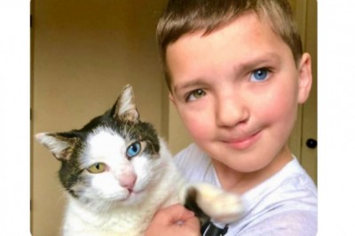Chłopiec prześladowany za wygląd adoptował kota, który wygląda tak samo. Ich historia poruszyła świat