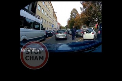 Policjant wymyślił sobie przepisy i zatrzymywał kierowców. Nagranie z Kielc