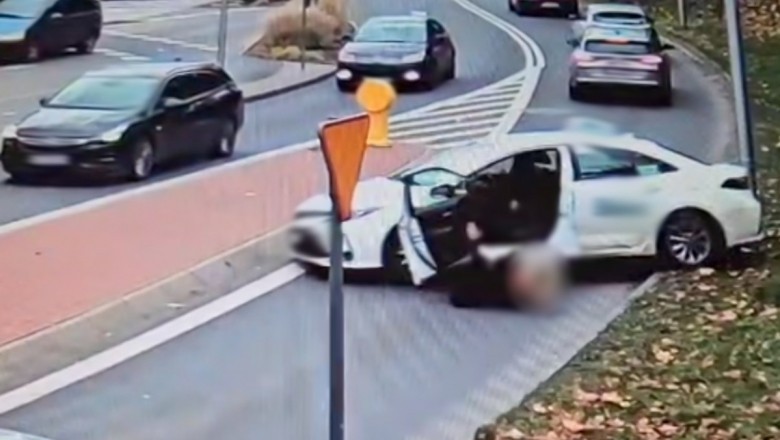 Wypadła zza kierownicy „taxówki”. Policja opublikowała nagranie z niebezpiecznego incydentu