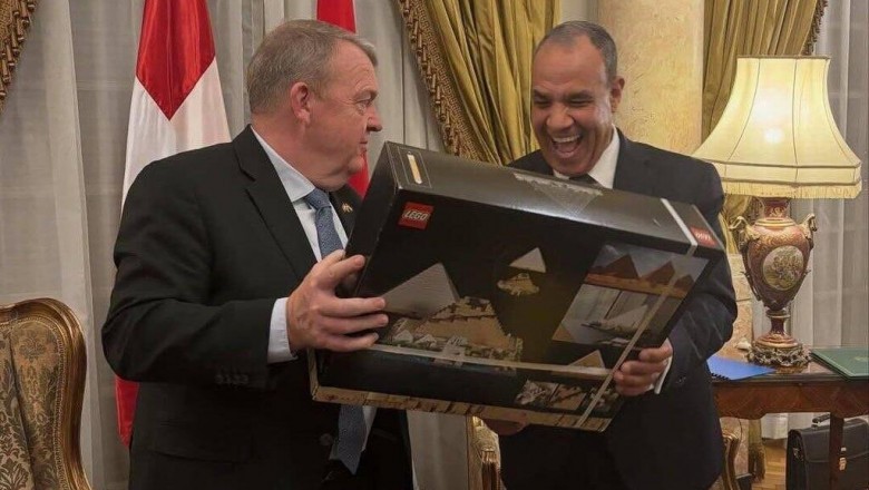 Duński minister podarował Egipcjanom piramidę z klocków LEGO. Uśmiech ministra mówi wszystko