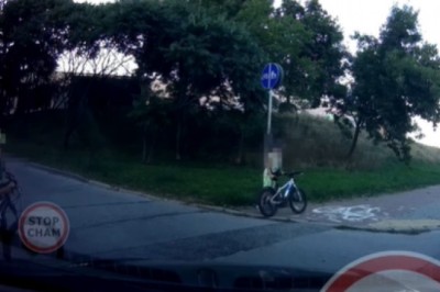 Chciał zabłysnąć w internecie i wrzucił kompromitujące nagranie. Kierowca kontra rowerzyści