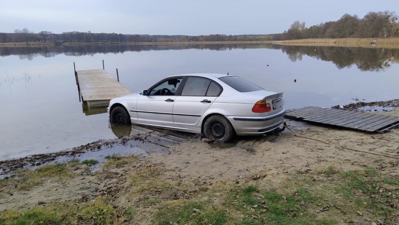 10 tys. zł zapłaci 19-latek, który driftował BMW na plaży i utknął w jeziorze