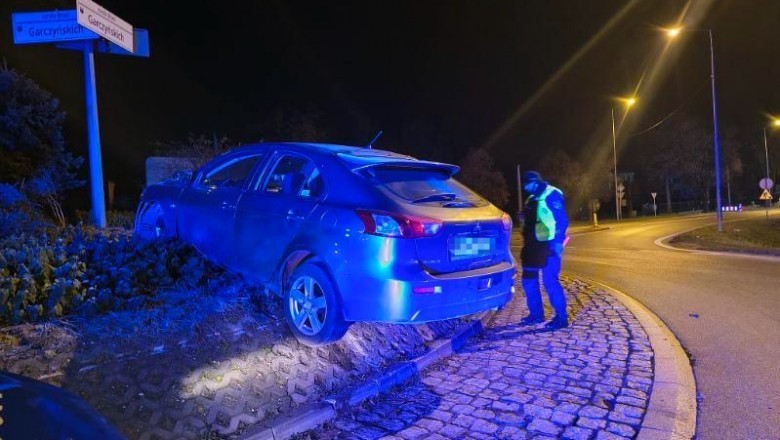 Pijany kierowca z Ukrainy chciał, by policjant dmuchnął za niego w alkomat po rozbiciu auta na rondzie