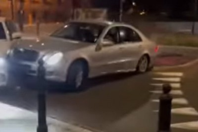 Żenujący popis driftu zakończony skasowaniem Mercedesa i BMW. Nagranie z Warszawy