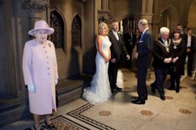 Królowa Elżbieta II niespodziewanym gościem na ślubie w Manchesterze. Para młoda przeżyła chwilę, której nie zapomną do końca życia