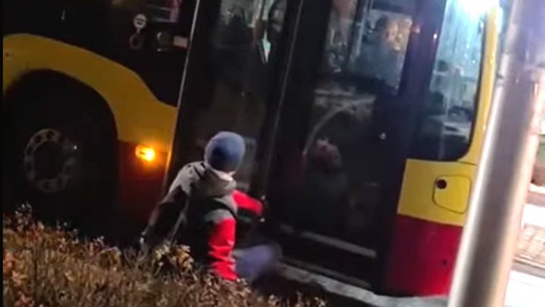 „Otwórz mi nogę k%@wa!” MPK Wrocław opublikowało nagranie z agresywnym pasażerem