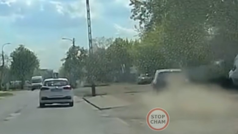 Kierowcy puściły nerwy i postanowił wyprzedzić L-kę poboczem. Nagranie z Warszawy