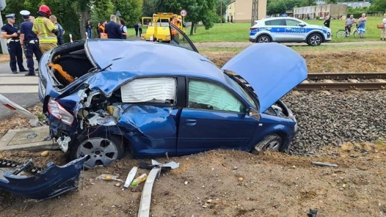 Myślała, że pociąg ją przepuszcza. Wjechała wprost pod szynobus