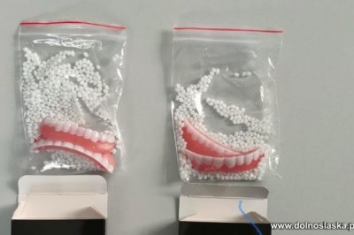 78-letni mieszkaniec powiatu kłodzkiego zamówił protezę z internetu. Przyszły… plastikowe zęby w woreczku.