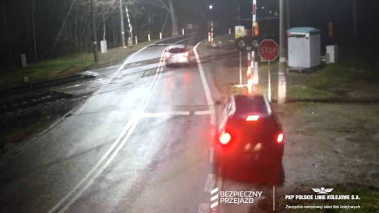 „Na bani” nie wyrobił się w zakręcie. PKP publikuje nagranie z przejazdu kolejowego