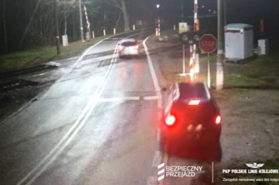 „Na bani” nie wyrobił się w zakręcie. PKP publikuje nagranie z przejazdu kolejowego