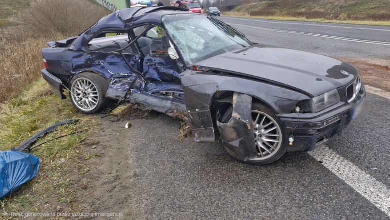 18-letni kierowca BMW spowodował wypadek trzech pojazdów. W poważnym stanie trafił do szpitala