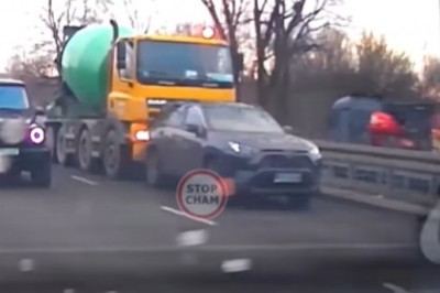 5 tys. zł mandatu i odebrane prawko. Nagranie z wyhamowania betoniarki przez kierowcę Toyoty