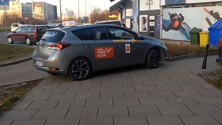 Przeszedł przez auto warszawskiego „taxówkarza”, bo zablokował chodnik. Nagranie wrzucił do internetu
