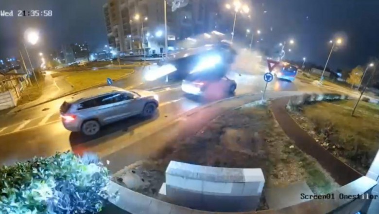 Skok przez rondo - dosłownie przeleciał nad innymi autami. Nagranie z Rumunii