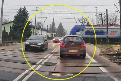 O krok od tragedii. Pociąg wjechał na przejazd z podniesionymi rogatkami. Nagranie z Nowej Wsi