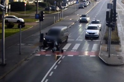 Zderzenie hulajnogi z autem. Policja skierowała sprawę do sądu i opublikowała nagranie